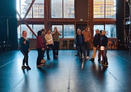 Des demandeurs d’emploi sur la scène du Channel à Calais