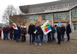 Calais : une soixantaine d’enseignants du lycée Léonard de Vinci en grève contre les suppressions de postes