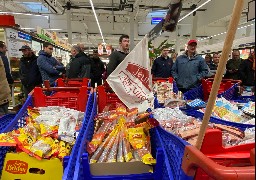 A Coquelles, une centaine d'agriculteurs font les rayons de Carrefour pour vérifier l'origine des produits !