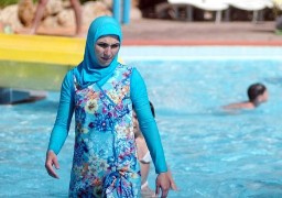 Une mère de famille calaisienne réclame le droit de porter le burkini pour accompagner ses enfants à la piscine. Refus des élus de l’agglomération.