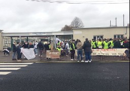 Calais : près de 80 personnes rassemblées mardi devant l’école Montréal pour protester contre les suppressions de classes