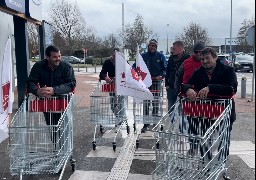 Action coup de poing des agriculteurs dans deux grandes surfaces du Montreuillois