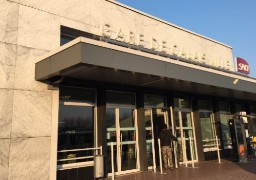 Une femme menace de mettre fin à ses jours et chute de 6 mètres à la gare de Calais