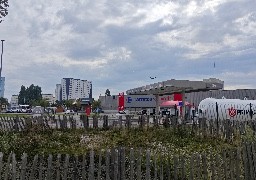 Calais : le parking du centre commercial Carrefour Mivoix évacué suite à une fuite de gaz.