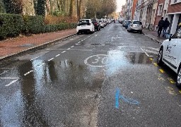 Calais : la rue Aristide Briand partiellement fermée suite à une fuite d'eau.