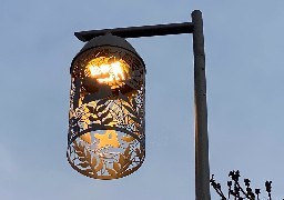 A Calais, les candélabres de la place Djerba imaginés et dessinés par les élèves du Sophie Berthelot.