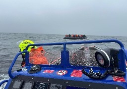 Au large de la Baie de Somme, la SNSM de Berck parvient à convaincre un groupe de migrants d'abandonner leur traversée de la Manche.