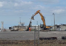 Calais: 15 tonnes et 18m de long, la baleine échouée a été sortie de l'eau sous le regard des curieux
