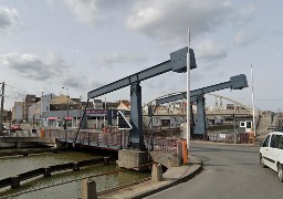 Calais: le pont Curie bloqué en position haute ce lundi après-midi