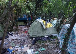 Démantèlement d'un camp de migrants à Calais, plusieurs tonnes de déchets évacuées