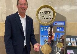 A Calais, un distributeur d'une pièce souvenir de la Monnaie de Paris est dans l'hôtel de ville ! 