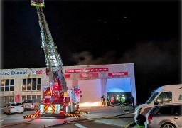 A Calais, un incendie endommage un garage de mécanique automobile zone Marcel Doret.