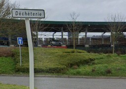 Calais: des migrants dans les bennes de la déchèterie Monod, les agents stoppent le travail