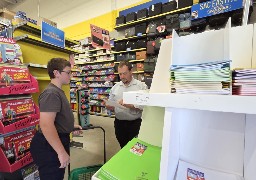  À une semaine de la rentrée, les derniers achats aux rayons des fournitures scolaires