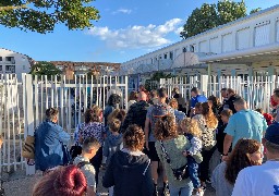 La rentrée des classes : lundi matin, parents et enfants ont retrouvé le chemin des écoles... 
