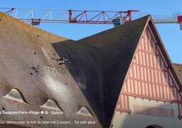 Au Touquet, des drones démoussent le toit du Marché Couvert