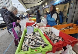 Boulogne: avant la fête du hareng, rencontre avec les gourmands aux étals du quai Gambetta