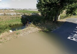 Ardres : une voiture finit dans un fossé, le conducteur prend la fuite