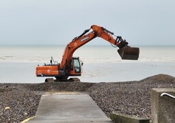 Mers-les-Bains : 20 000 m³ de galets déplacés pour sécuriser la plage avant l’hiver