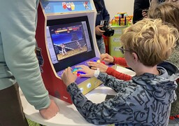 L’association R3D2 offre deux bornes d’arcade au Centre Hospitalier de Calais.