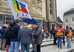 À Calais, la CGT, la FSU et Solidaire rassemblent une cinquantaine de personnes pour demander un meilleur budget pour la France.