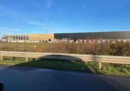 À Marck, les énormes bâtiments de MG Park Calais, visibles le long de l’A16, sont déjà en activité.