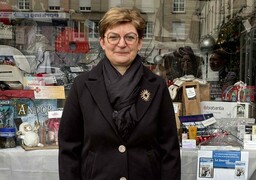 Abbeville : la gagnante de la vitrine de Noël fait don d’une partie de ses cadeaux à l’hôpital