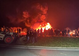 Les agriculteurs allument les feux de la colère à Setques et dans le Montreuillois