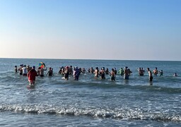 Wimereux: une cinquantaine de courageux ont bravé le froid pour le dernier bain de l'année