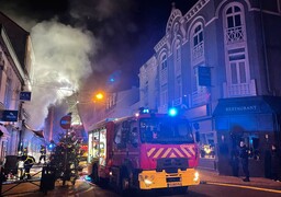 À Wimereux, d’impressionnantes flammes lors de l’incendie de la chocolaterie Beussent, rue Carnot.