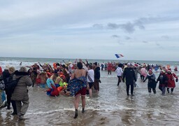 Côte d'Opale: des centaines de personnes ont bravé le froid pour le Bain du Nouvel An !