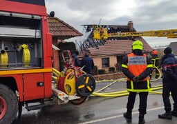 Éperlecques : important incendie de maison, deux personnes choquées