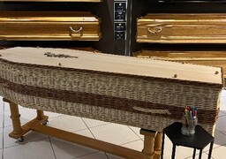 Le cercueil de Brigitte Bardot confectionné par une vannerie de la Somme.