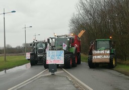 Après avoir contrôlé 300 camions, les Jeunes Agriculteurs quittent le port de Dunkerque.