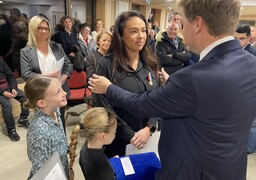 Audresselles : une rare médaille du courage et du dévouement décernée à Victoria Noël pour avoir sauvé trois enfants de la noyade.