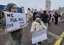 Le Portel: parents et enfants ont marché contre la fermeture annoncée de l'école Saint-Jean-Baptiste
