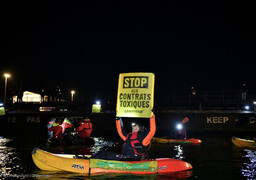 Des militants de Greenpeace bloquent l'arrivée d'un cargo au port de Dunkerque