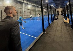 Calais : Lucas Chevalier en visite surprise hier dans sa salle de padel, les fans au rendez-vous