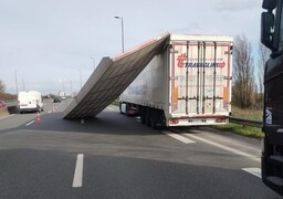A Calais, le toit d'un camion s'envole sur l'A16 ! 