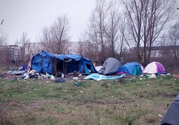 Nouvelle expulsion de migrants à Calais, des sacs de pierres saisis pour éviter des violences envers les forces de l'ordre