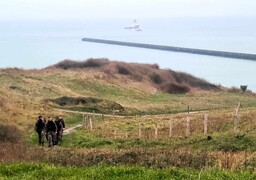78 migrants dans une embarcation en panne moteur secourus et ramenés au port de Calais