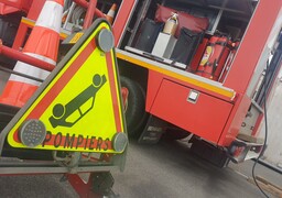 Bonnières : une voiture fonce dans un arbre après une sortie de route