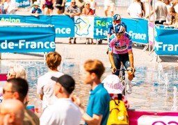 4 Jours de Dunkerque : Tesfatsion triomphe à Cassel, Laurence Pithie en rose. Dunkerque se prépare pour le grand final.