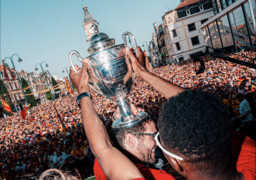 Après le sacre du RC Lens, la Coupe de France exposée gratuitement au Louvre-Lens