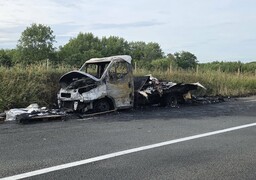 Wimille: une camionnette prend feu en roulant, le conducteur sort à temps du véhicule