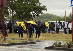 À Calais, les associations d'aides aux migrants et des riverains dénoncent un nouveau démantèlement du campement près de l’hôpital