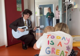 Boulogne: Sam Sauvage surprend les enfants hospitalisés avant un concert solidaire