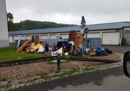 « Une véritable catastrophe » : à Gamaches, 20 camions d'encombrants ramassés en une journée