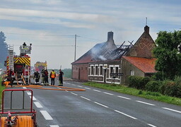 Rexpoëde : la foudre détruit une maison.