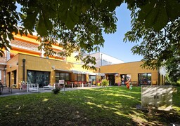 Saint-Léonard : un minibus de l'Ehpad percute du mobilier urbain.